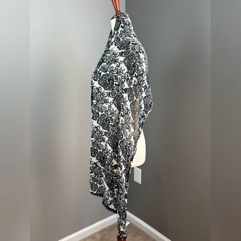 Disney Parks Mickey Mouse Scarf Black & White Tassel Fringe Very Pretty Design